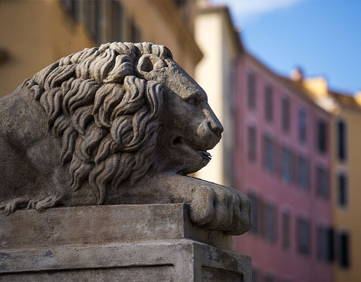 Lion sur la statue du 1er Consul place Foch à Ajaccio
